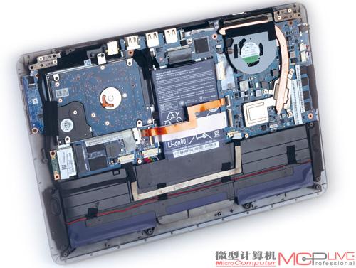 2.取下底盖之后，Aspire S3机身内的所有配件就全部展现在面前了，可以看到各个配件的位置与传统机型有明显不同，明显的是硬盘位从腕托附近转移到机身后部。唯一需要注意的是线缆，Aspire S3内部采用了很零散的模块化设计，因此各个部件之间的连线比较多。要想拆解之后完美还原，就必须记清楚各个线缆的走位。