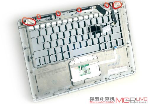 4.取下屏轴固定螺丝和电源开关模块与C面固定螺丝，然后将显示屏打开一些角度以提供更充分的空间，就能将显示屏从机身上取下来。