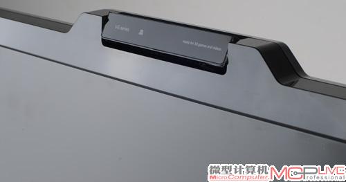 华硕VG278顶部的红外信号发射器，开启3D时LOGO会亮起。